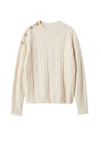 Pull en maille crème avec un motif torsadé texturé, col rond et boutons décoratifs dorés sur l'épaule gauche. Poignets et ourlet côtelés.