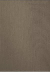 Gładka, matowa brązowa tkanina o miękkiej, jednolitej fakturze i subtelnym pionowym gradientowym cieniowaniu.