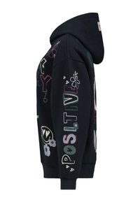 Schwarzes Kapuzenshirt mit bunten Blumen- und Herzgrafiken, mit dem Wort "POSITIVE" vertikal auf dem Ärmel und einer Kapuze mit einem Etikett.