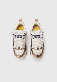 Buffalo kedas ar beigtu un zelta ādas virsmu, melniem akcentiem, baltajām auklām un logo detaļām uz mēles un sāniem. Tekstūrēts zole.