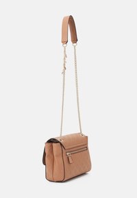 Kožená kabelka barvy opálové kůže s raženým vzorem, zlatým řetízkovým popruhem, kapsou na zip a horní klopou. Kompaktní obdélníkový tvar.