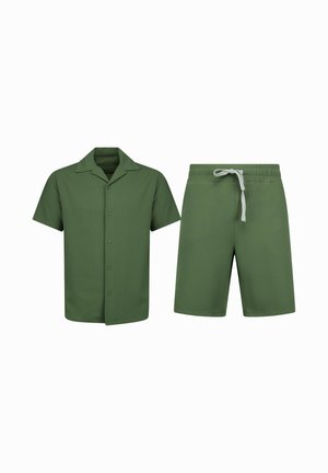 Groen overhemd met korte mouwen en knopen, gecombineerd met bijpassende short met trekkoord, beide gemaakt van een gestructureerde stof.