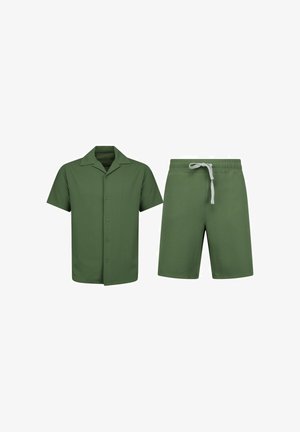 Groen overhemd met korte mouwen en knopen, gecombineerd met bijpassende short met trekkoord, beide gemaakt van een gestructureerde stof.