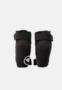 Rodilleras negras fabricadas en neopreno texturizado, con correas de tela ajustables y un logo en un lado. Diseño curvado para protección.