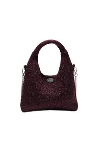 Borsa bordeaux con finitura testurizzata e scintillante. Presenta una maniglia corta e un dettaglio decorativo a catena. Forma rotonda e morbida con chiusura a zip.