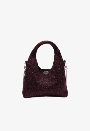 Bordeauxfarbene Handtasche mit strukturierter, glitzernder Oberfläche. Verfügt über einen kurzen Griff und eine dekorative Kettendetail. Runde, weiche Form mit Reißverschluss.