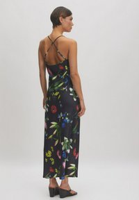 Floral Maxi-Kleid mit schwarzem Hintergrund. Es hat dünne Träger, ein Kreuzrücken-Design und lebhafte Blumenmuster in verschiedenen Farben.