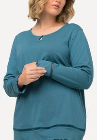 Ulla Popken OURLET AJOURÉ LISIÈRES ONDULÉES COL ROND  - Pyžamová sada - petrol