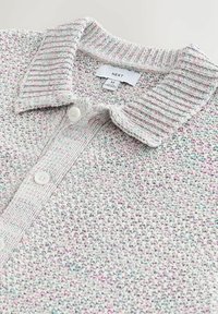Cardigan en maille gris clair avec des taches multicolores, col côtelé et devant boutonné, taille M indiquée par la marque NEXT.