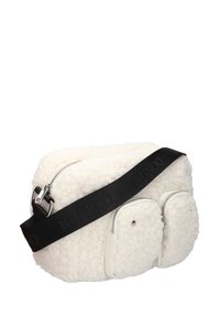 Witte fleece schoudertas met twee ritszakken aan de voorkant en een zwarte verstelbare schouderband met gepersonaliseerde branding. Zachte textuur, compacte vorm.