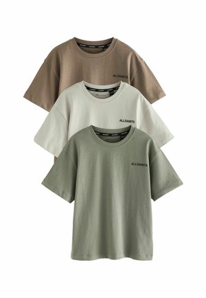 Drei kurzärmlige T-Shirts übereinander gestapelt, in Braun, Hellgrau und Olivgrün. Aus weicher Baumwolle mit Rundhalsausschnitt und gesticktem Logo.