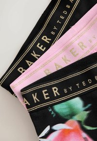 Kolme pääpantaa mustana ja pinkkinä, joissa kullattu "BAKER by TED BAKER" -brändäys, teksturoitu materiaali ja yhdestä löytyy kukkakuvio.