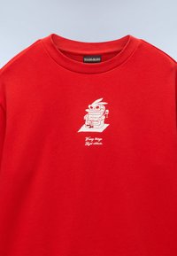 Κόκκινο βαμβακερό φούτερ με λευκό σχέδιο ενός καθισμένου κουνελιού με γυαλιά, που κρατά ένα ποτήρι κρασί, με κείμενο από κάτω. Κοντό λαι μόκοψη.