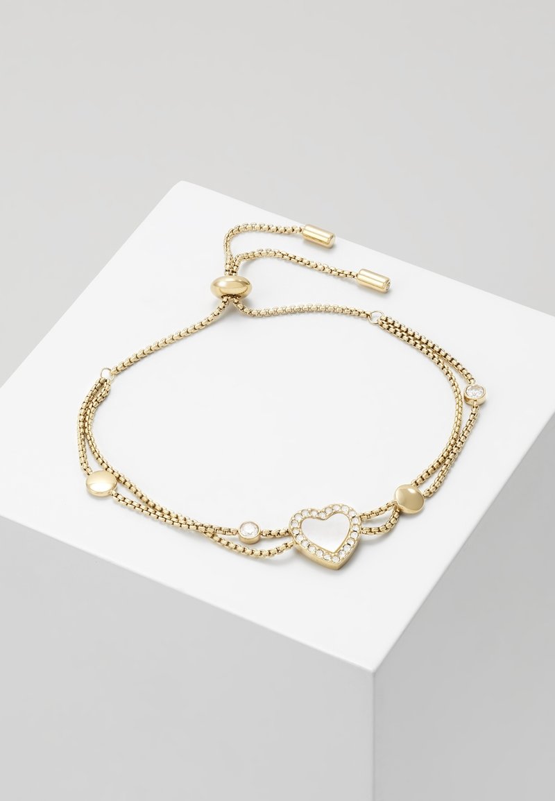 Bracelet ajustable en or avec double chaîne, pendentif en forme de cœur orné de petits cristaux, et ornements ronds et ovales supplémentaires.