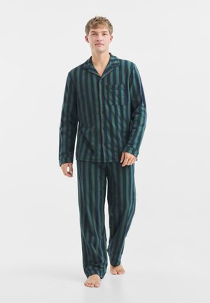 Conjunto de pijama de rayas para hombre en verde oscuro, con rayas verticales en rojo y azul. Tejido suave, mangas largas y un bolsillo en el pecho.