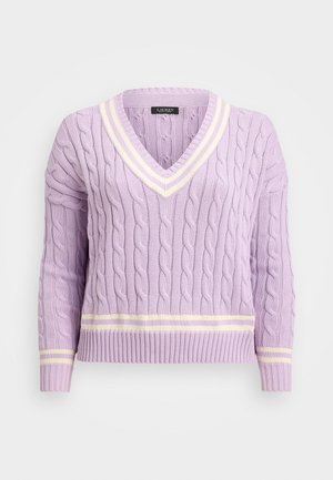Lavenderfarbener, kabelgestrickter V-Ausschnitt-Pullover mit cremefarbenen Doppelstreifen am Kragen, an den Bündchen und am Saum. Er hat lange Ärmel und gerippte Kanten.