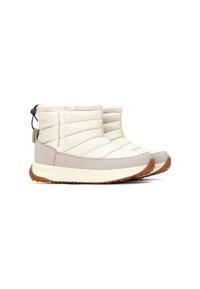 Botas de tobillo aisladas en crema con parte superior acolchada texturizada, acentos grises y suela de goma que presenta un sutil patrón de huella para mayor agarre.