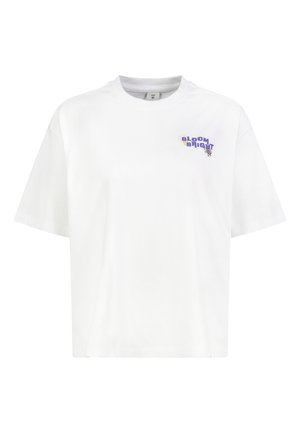 Weißes T-Shirt mit kurzen Ärmeln, kleinem lila und gelbem "Bloom Bright"-Text und Bienen-Grafik auf der oberen linken Brust. Größe Medium, Etikett sichtbar.