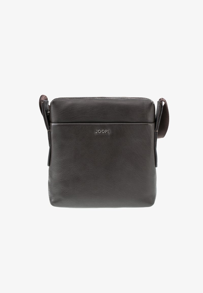 Sac messager en cuir brun foncé avec une forme plate, fermeture zippée et un logo au centre. Les accents incluent une bandoulière en tissu.