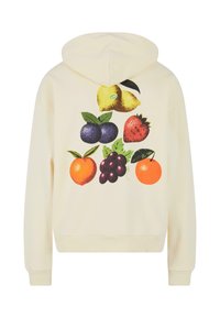 Kridhvid hættetrøje med et grafisk motiv af forskellige frugter: pære, blomme, jordbær, drue, appelsin og en anden appelsin på ryggen.
