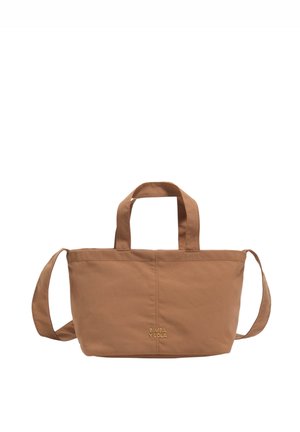 Mała brązowa torba na ramię z krótkimi i długimi uchwytami, miękka tkanina i logo "BIMBA Y LOLA" na środku z przodu.