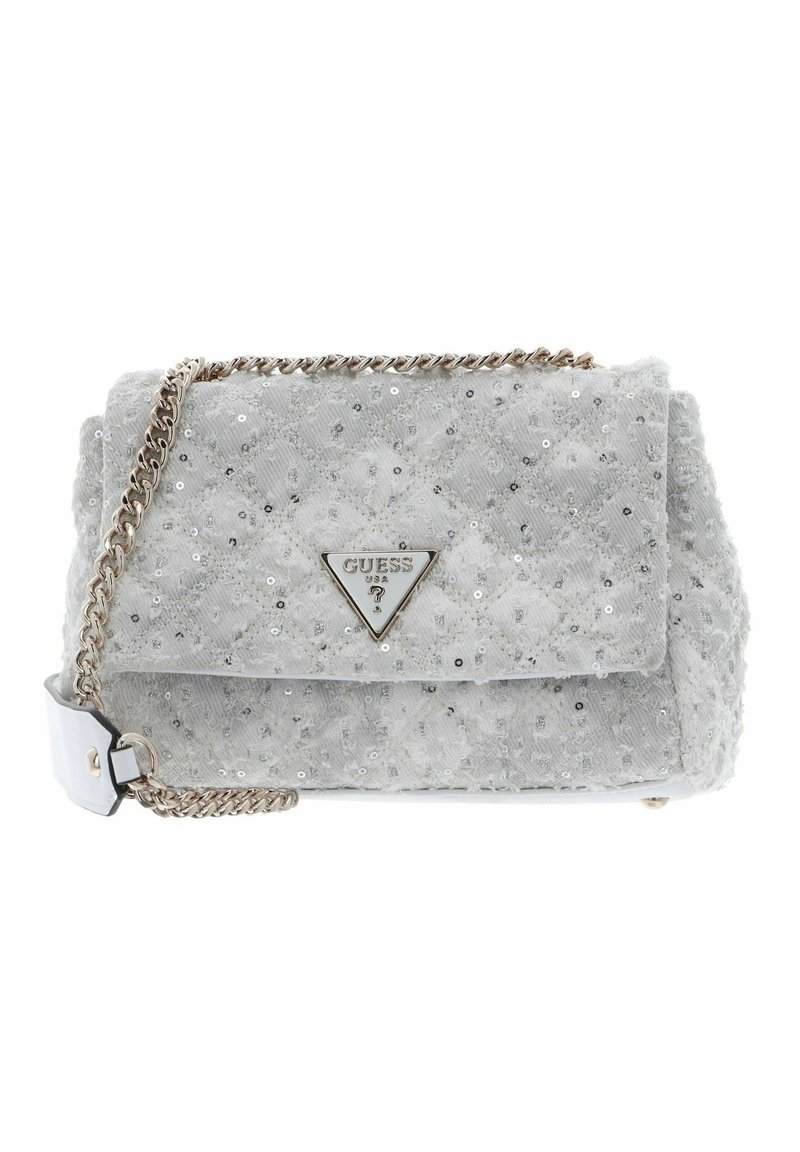 Sac en bandoulière matelassé gris avec chaîne, doté d'une plaque logo triangulaire et d'ornements en sequins pour une texture et des détails supplémentaires.