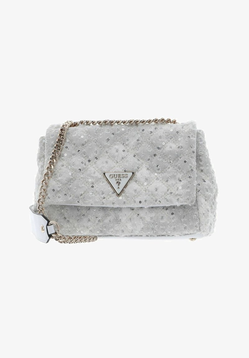 Sac en bandoulière matelassé gris avec chaîne, doté d'une plaque logo triangulaire et d'ornements en sequins pour une texture et des détails supplémentaires.