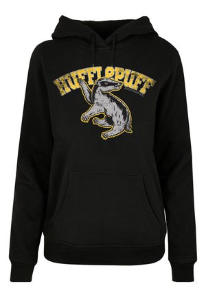 Čierna mikina s kapucňou so šedou a žltou grafikou jeleňa a textom "HUFFLEPUFF" nad ním. Obsahuje predné vrecko a kapucňu s šnúrkou.