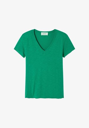 T-shirt verde a maniche corte con scollatura a V. Realizzato in un tessuto morbido e dalla texture particolare, presenta una vestibilità leggermente rilassata e un orlo dritto.