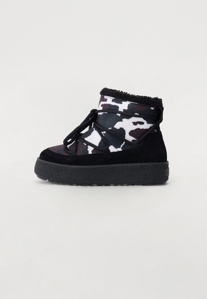 Botín de tobillo en camuflaje blanco y negro, con una suela negra texturizada y forro de piel de imitación, y cordones negros entrelazados en la parte superior.