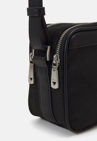 Guess VEZZOLA JACQUARD UNISEX  - Keresztpántos táska - coal/black