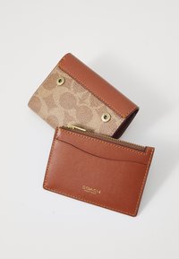 COACH SIGNATURE ESSENTIAL CARD HOLDER WALLET - Maks - tan
