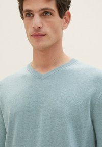 TOM TAILOR MIT V-AUSSCHNITT - Pullover - dusty ice melange