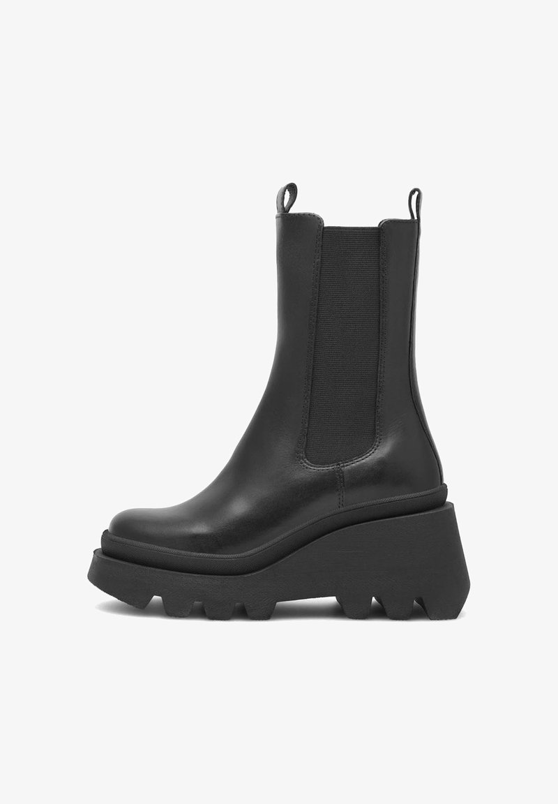 Černé kožené kotníkové boty s elastickými postranními panely, masivní platformovou podrážkou a poutky, s hladkým povrchem a vzorem chevron.