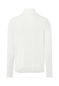 Weißer, gestrickter Pullover mit hohem Kragen, gerippter Textur, langen Ärmeln und lockerer Passform. Die Rückansicht zeigt ein glattes, gleichmäßiges Strickmuster.