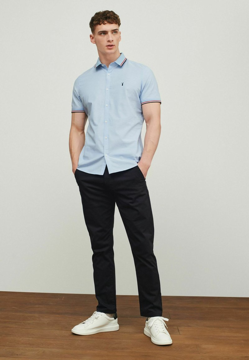 Herren Freizeithemden | Next OXFORD TIPPED COLLAR SHORT SLEEVE Hemd blue/blau - QW42778 Herren Freizeithemden | Next OXFORD TIPPED COLLAR SHORT SLEEVE Hemd blue/blau - QW42778