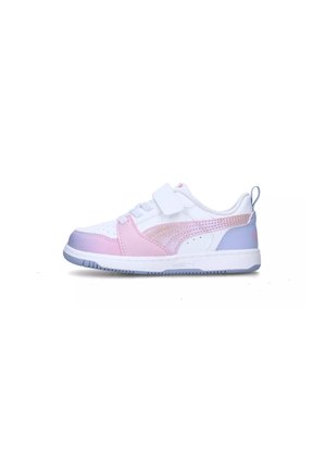 Sneaker multicolore con tomaia bianca, accenti rosa e lavanda, pannelli in rete e una chiusura con una sola striscia in velcro.