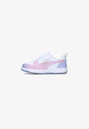 Sneaker multicolore con tomaia bianca, accenti rosa e lavanda, pannelli in rete e una chiusura con una sola striscia in velcro.
