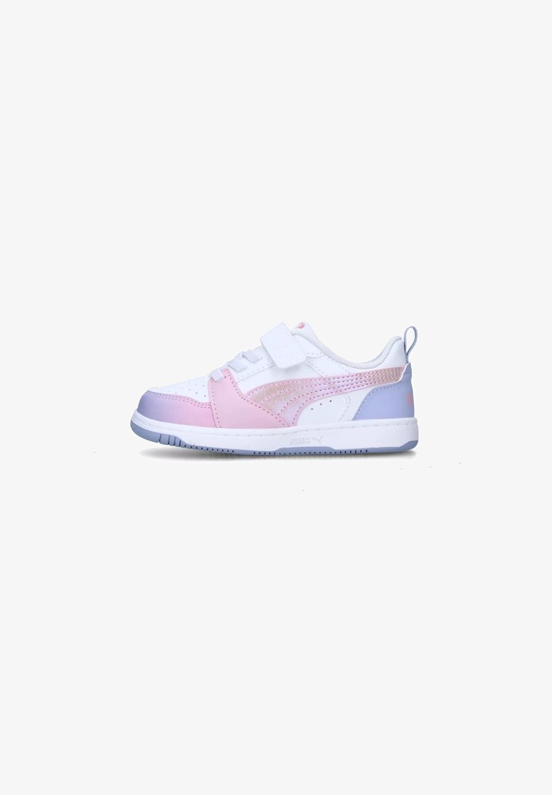 Sneaker multicolore con tomaia bianca, accenti rosa e lavanda, pannelli in rete e una chiusura con una sola striscia in velcro.