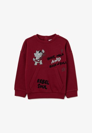 Rode katoenen sweatshirt met lange mouwen, met een grafisch ontwerp van een wolf die gitaar speelt en de tekst "HUGS, MILK AND ROCK'N'ROLL" en "REBEL SOUL."