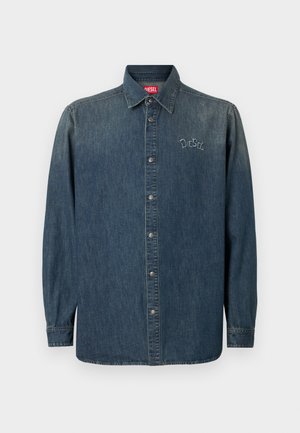Camisa vaquera abotonada en azul oscuro con mangas largas, cuello puntiagudo, botones plateados y logo bordado en el pecho izquierdo.