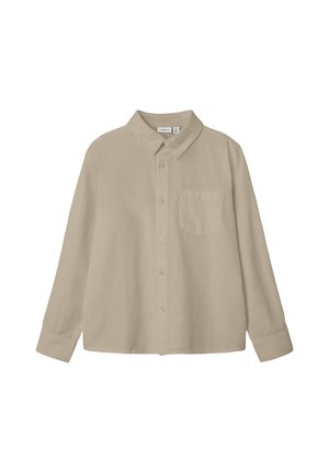 Camicia beige con bottoni, vestibilità rilassata, maniche lunghe, colletto a punta, taschino sul petto, texture morbida, tessuto leggero.
