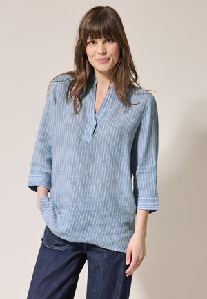 Blusa a righe azzurre con colletto, maniche a tre quarti e vestibilità comoda, realizzata in tessuto morbido e traspirante.