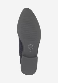 Semelle en suède marine, avec une semelle en caoutchouc noir striée, un bout rond et un logo en relief. Taille 37 indiquée.