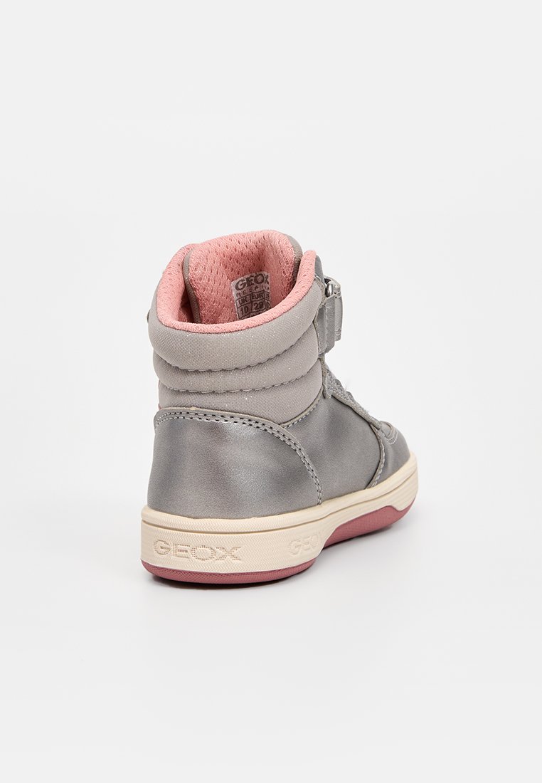 Grauer Leder-Stiefelette mit rosa Futter, gesichert mit einem Riemen, mit einer strukturierten Oberfläche und einer beigen Sohle mit rosa Akzenten.