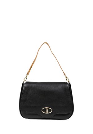 Borsa a mano in pelle nera con superficie strutturata, decorata con una chiusura ovale dorata e una tracolla beige.