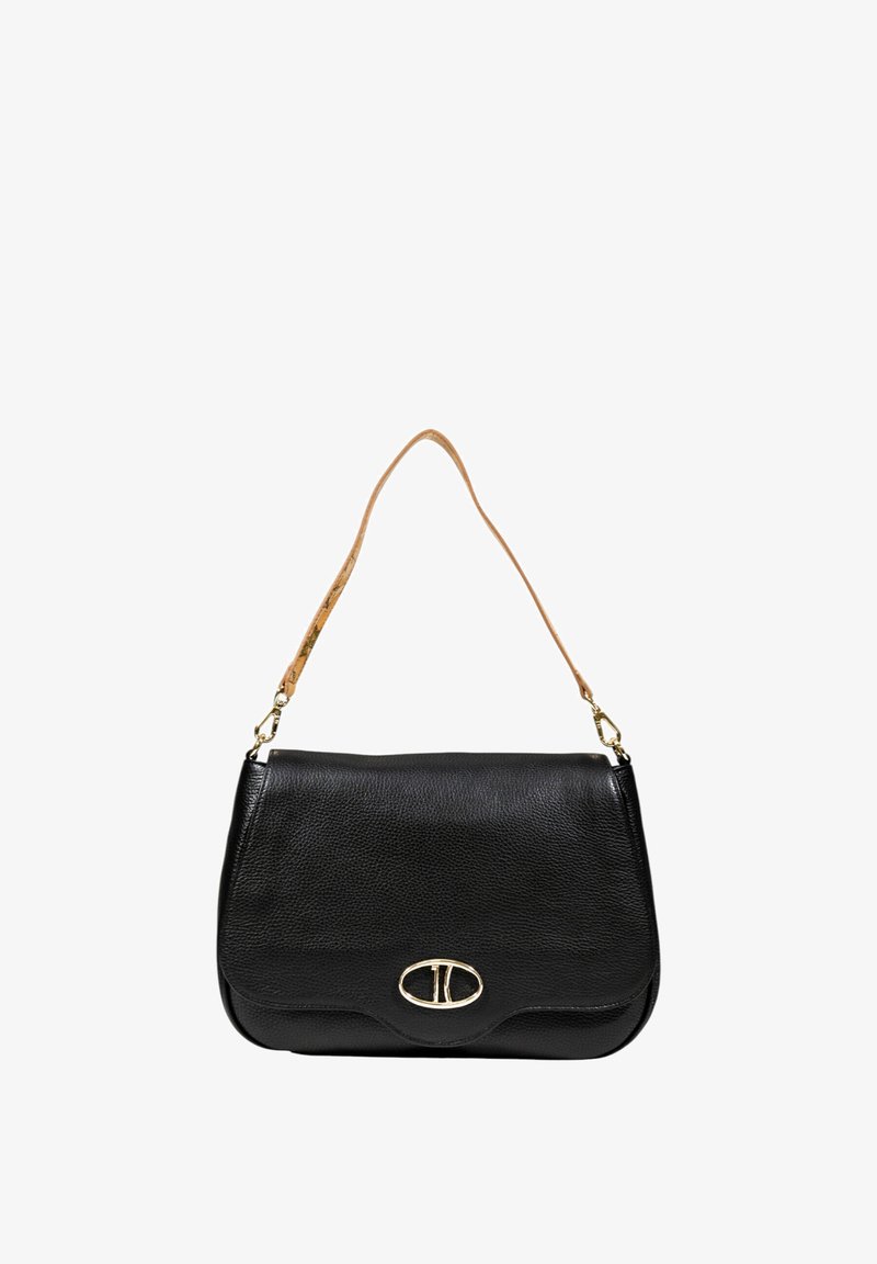 Bolso de mano de cuero negro con superficie texturizada, adornado con un broche ovalado en tono dorado y una correa de hombro marrón.