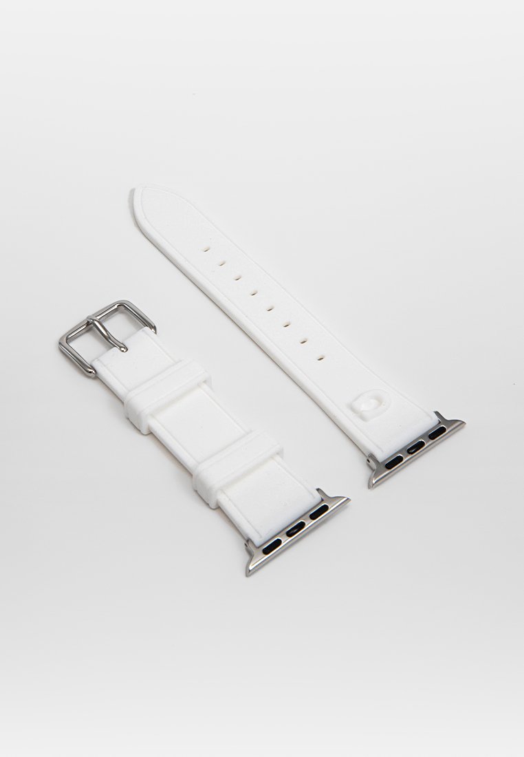 Weißes Silikon-Uhrenarmband mit silbernen Metallverbindern und Schnalle, dargestellt in zwei separaten Teilen auf einem weißen Hintergrund.