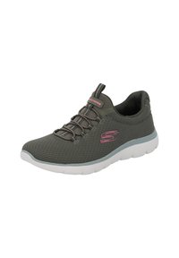 Dunkelgrüner Mesh-Sportschuh mit pinkem Logo und Akzenten, ausgestattet mit einem strukturierten Obermaterial, einer gepolsterten weißen Sohle und einem elastischen Schnürsystem.