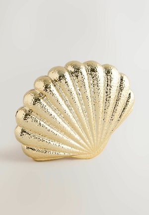 Gouden decoratief stuk in de vorm van een schelp met een geslagen textuur en geribbelde details. Heeft een gladde basis en een reflecterend oppervlak.